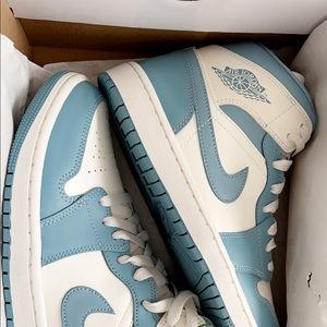 COPY - 2021
Air Jordan 1 Retro High OG 'University Blue'